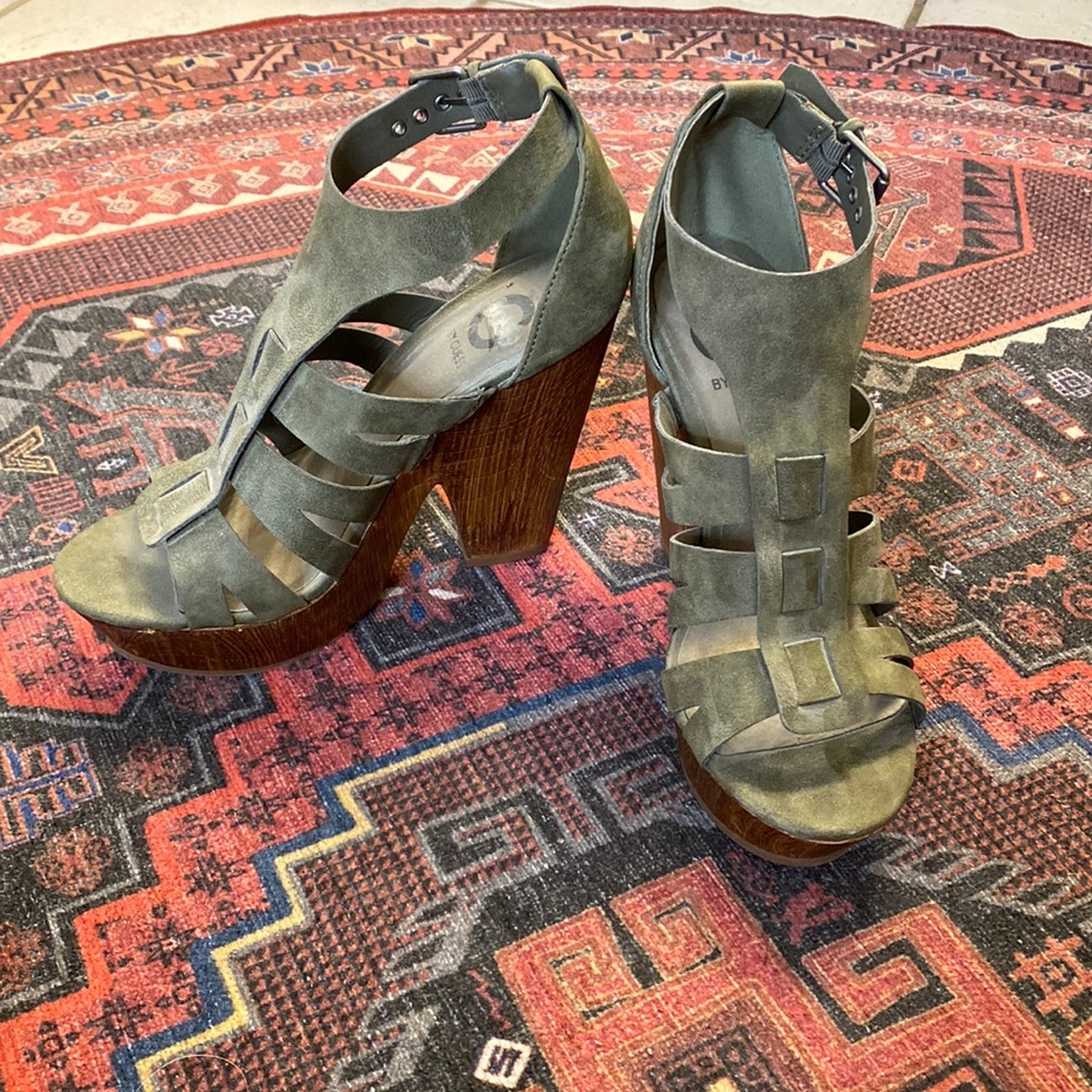 G by Guess - sz 7.5 - good condition- dark olive green with a dark brown wedge